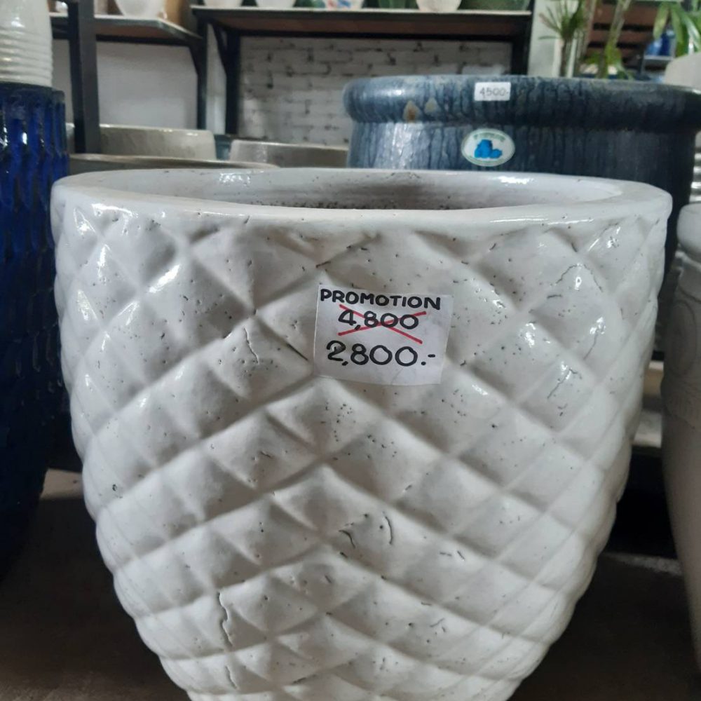 Ceramic planter with mesh pattern